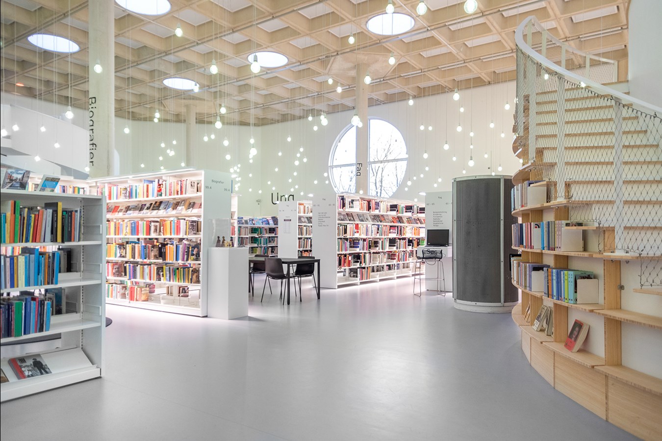 Une bibliothèque éclairée à la lumière LED